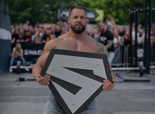 Anabolic Horse (Jan Krasinský) carries heavy weights in the Swaglift Day outdoor arena