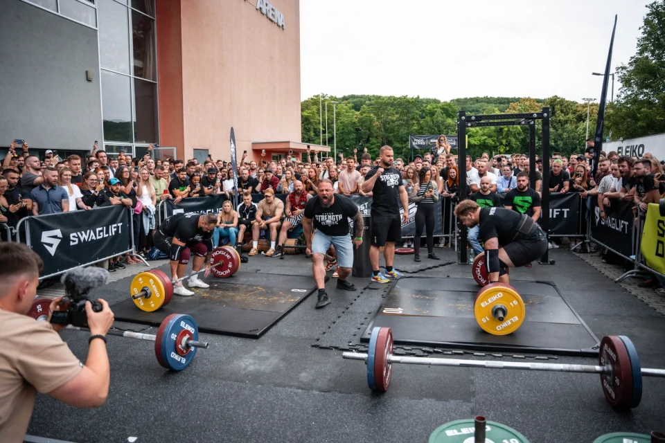 A competitor lifts a barbell during the SWAGLIFT DAY outdoor deadlift event